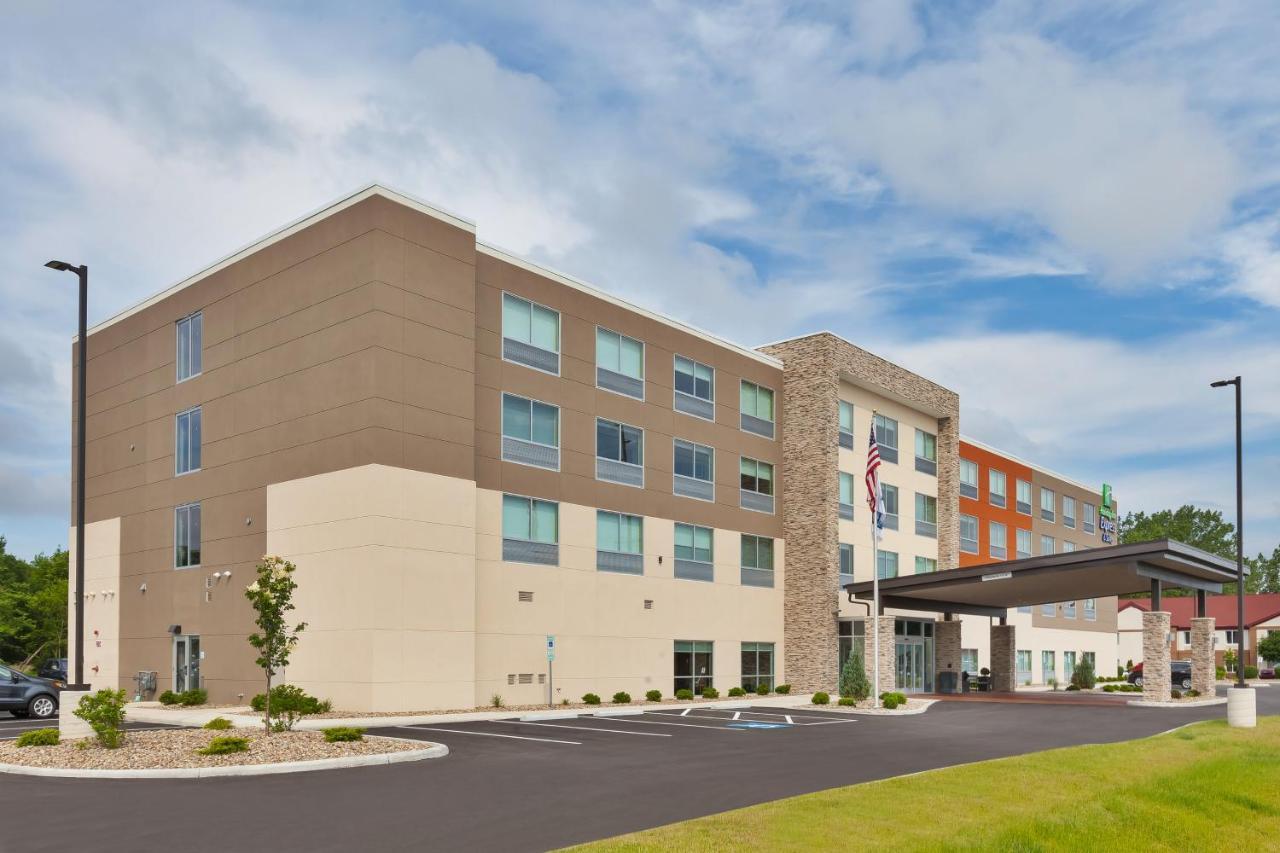 Holiday Inn Express & Suites - Milan - Sandusky Area By Ihg Exterior photo