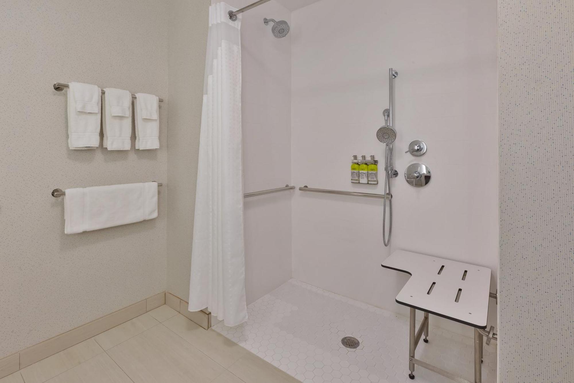 Holiday Inn Express & Suites - Milan - Sandusky Area By Ihg Exterior photo